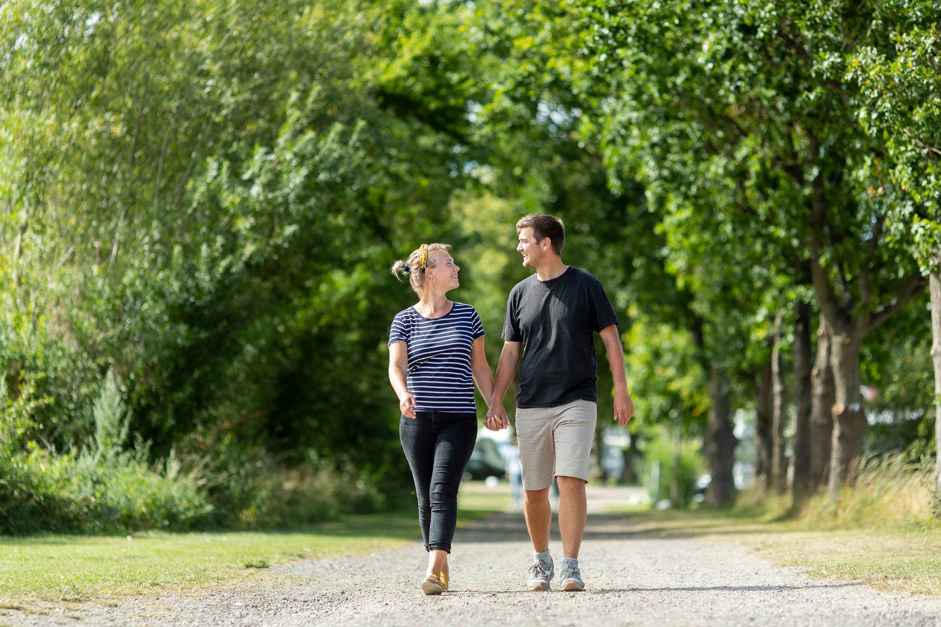 Kærestepar På Vej Væk Fra Campingplads