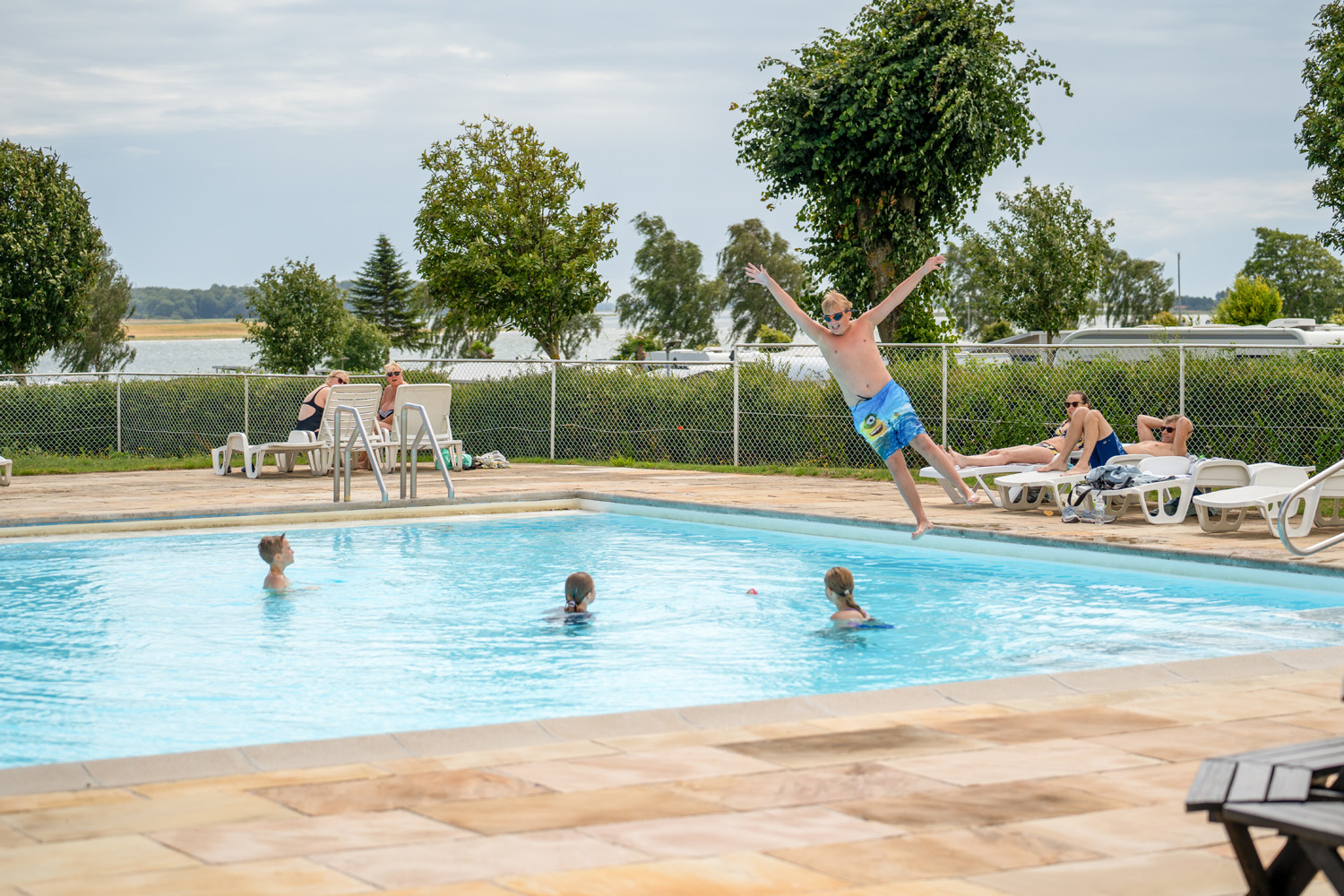 Dreng Hopper I Poolen