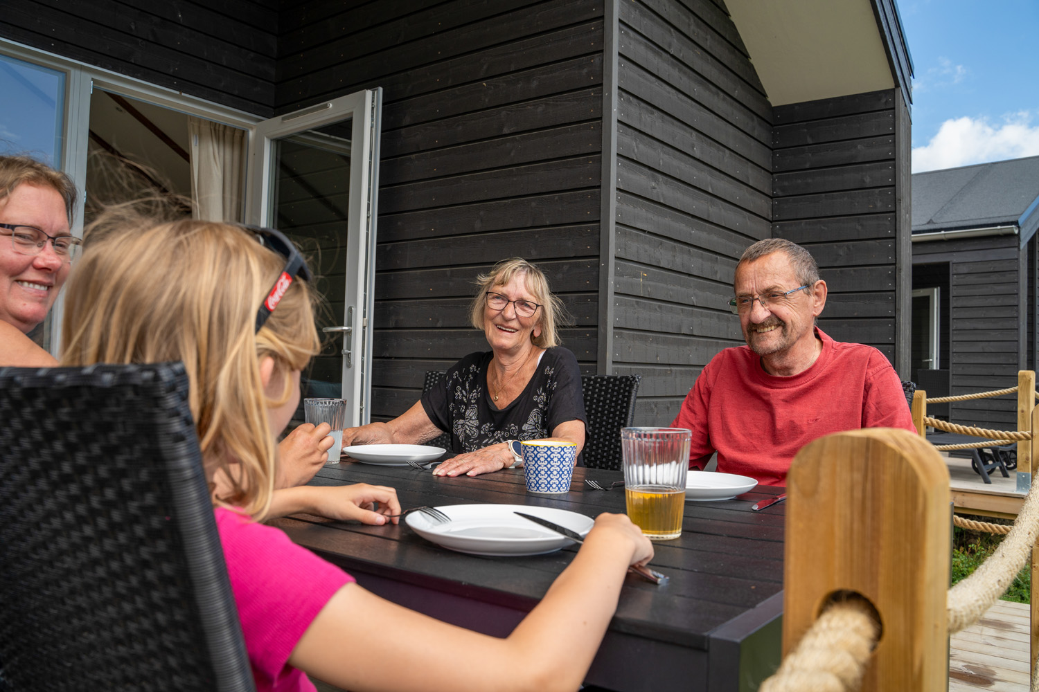 Familie Spiser På Terrassen Af Fjordhytte