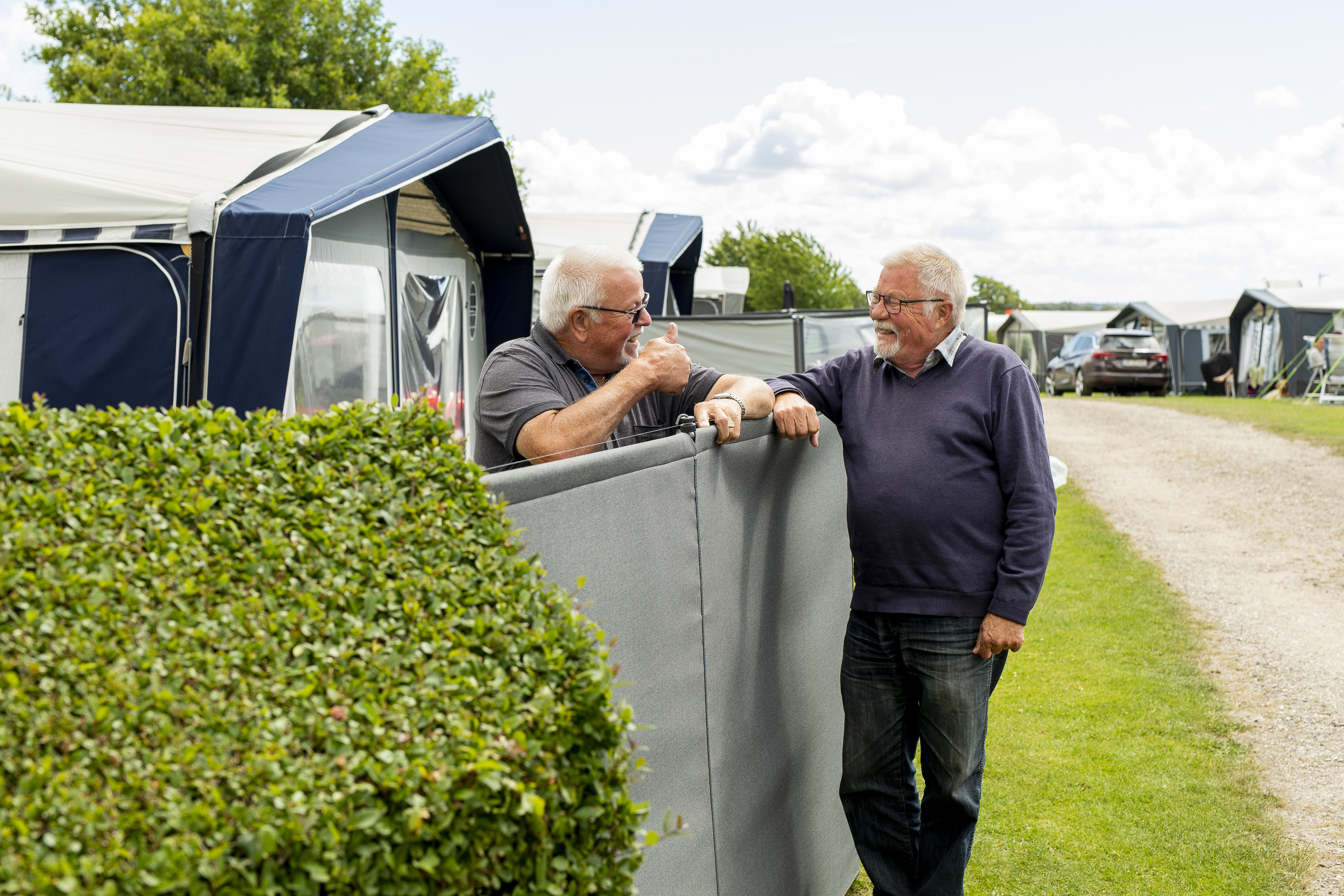 To Mænd Står Ved Campingplads På De Hvide Svaner 2