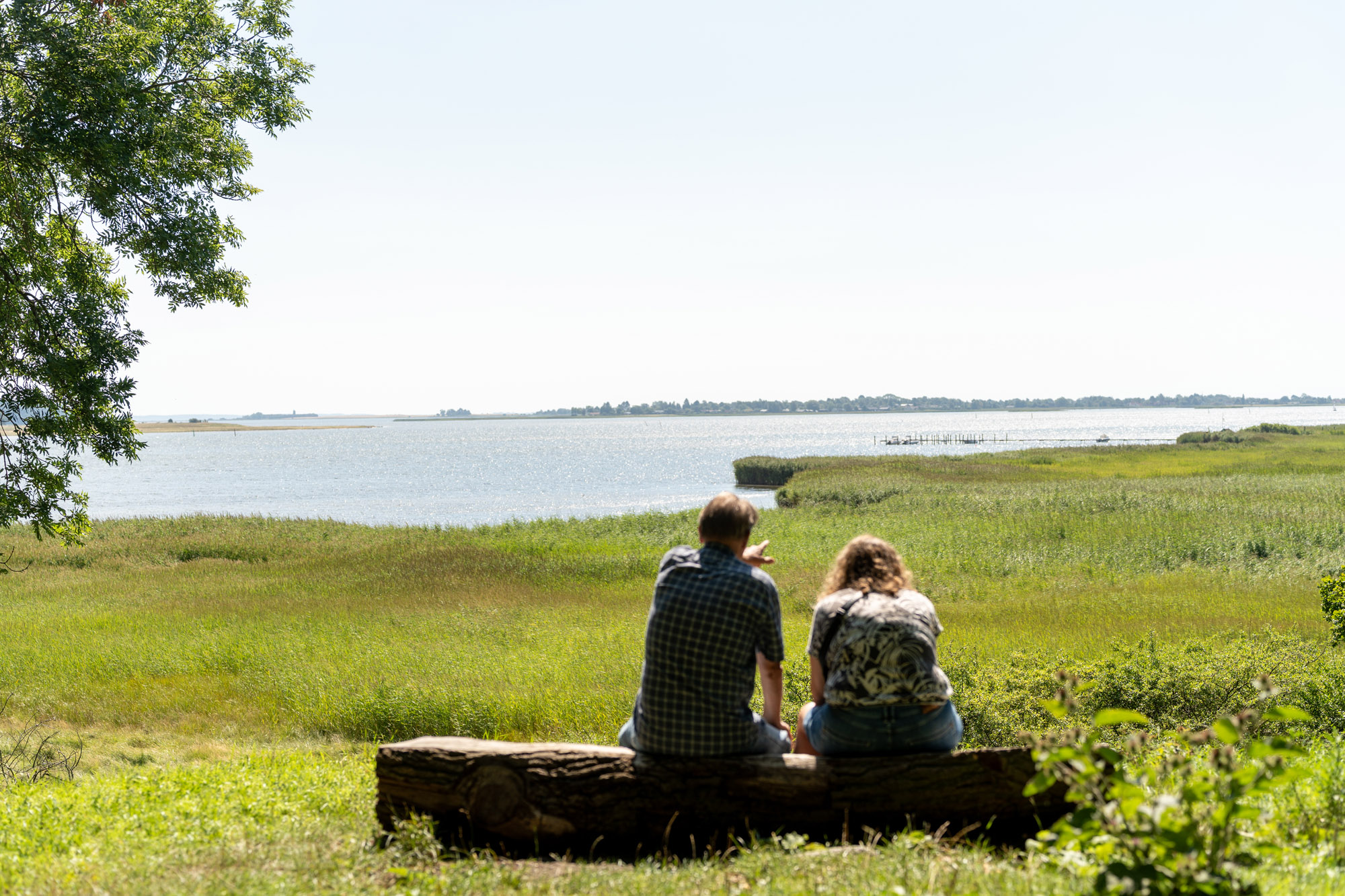 Par Sidder På Margretehøj Og Kigger Ud Over Karrebæk Fjord I Næstved.